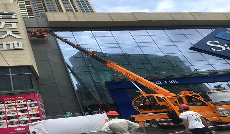 深圳龍華壹方天地綜合體樓頂發(fā)光字是怎么安裝上去的？