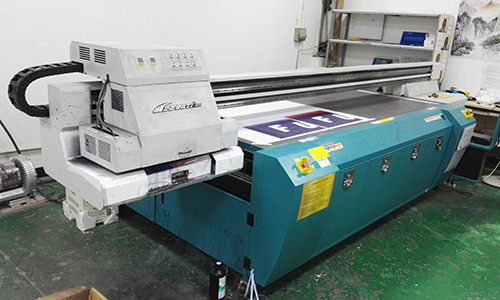 UV平板噴繪機(jī) UV平板噴繪機(jī)