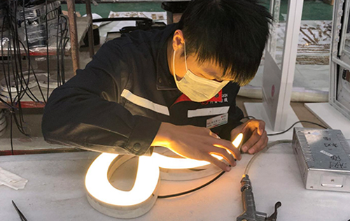 如何讓LED發(fā)光字做到防水效果？