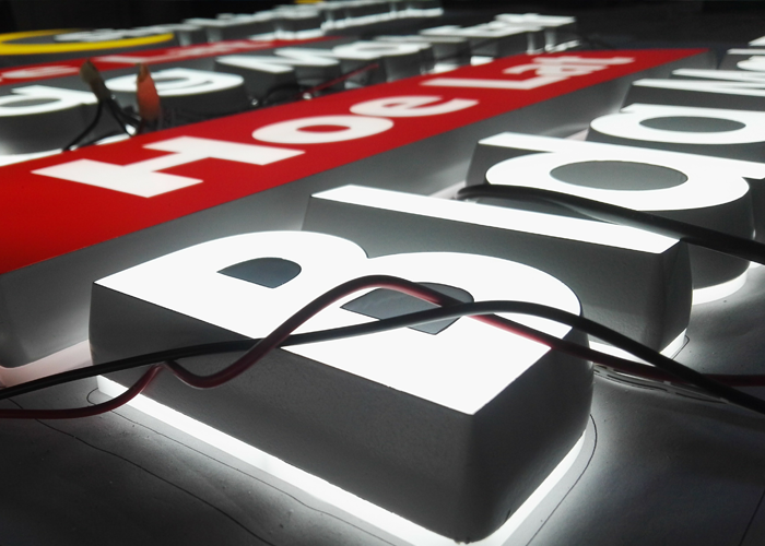 LED雙面發(fā)光字與背發(fā)光字有哪些區(qū)別？