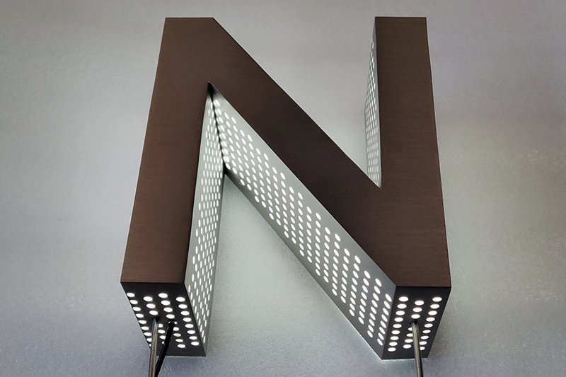 LED鏤空發(fā)光字是什么意思？與傳統(tǒng)不銹鋼發(fā)光字有什么區(qū)別？