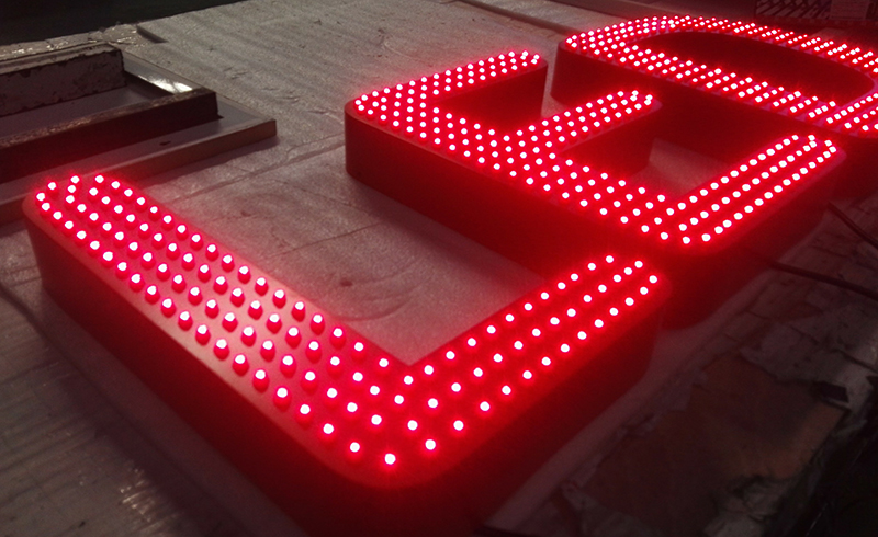 沖孔發(fā)光字的優(yōu)點和缺點是什么，多少錢一個平方？