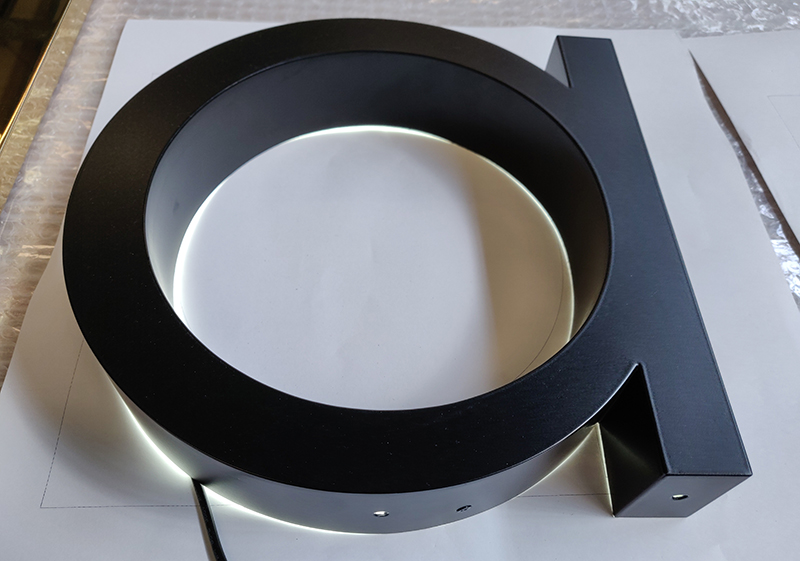 鐵皮烤漆發(fā)光字價格怎么算，多少錢一個平方？