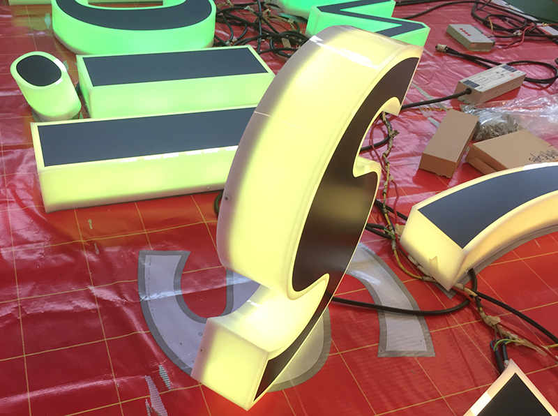 LED七彩發(fā)光字跟全彩發(fā)光字有哪些差異？