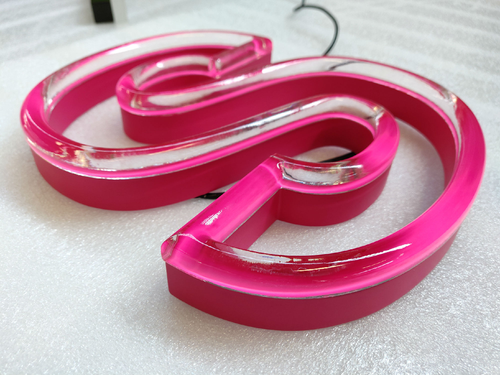 LED霓虹發(fā)光字的光源工作原理是什么樣的？