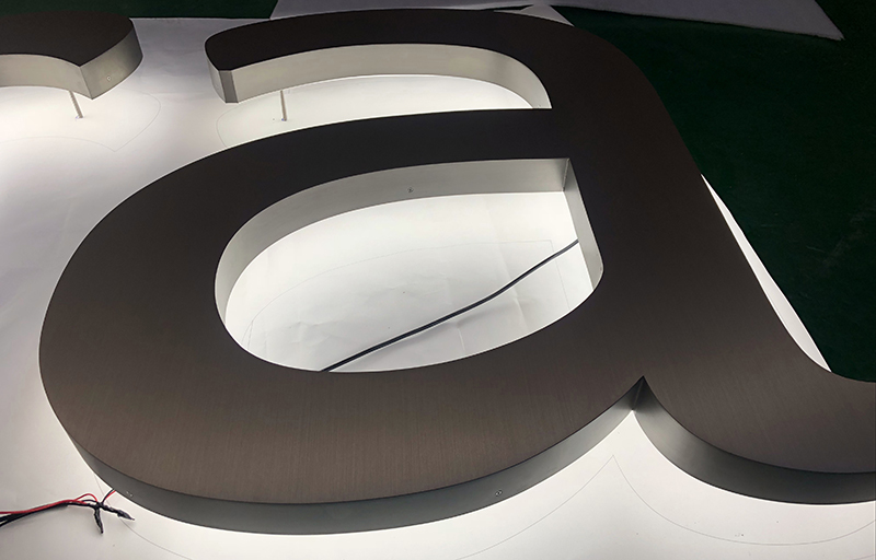 LED金屬拉絲背發(fā)光字制作流程主要有哪幾個？