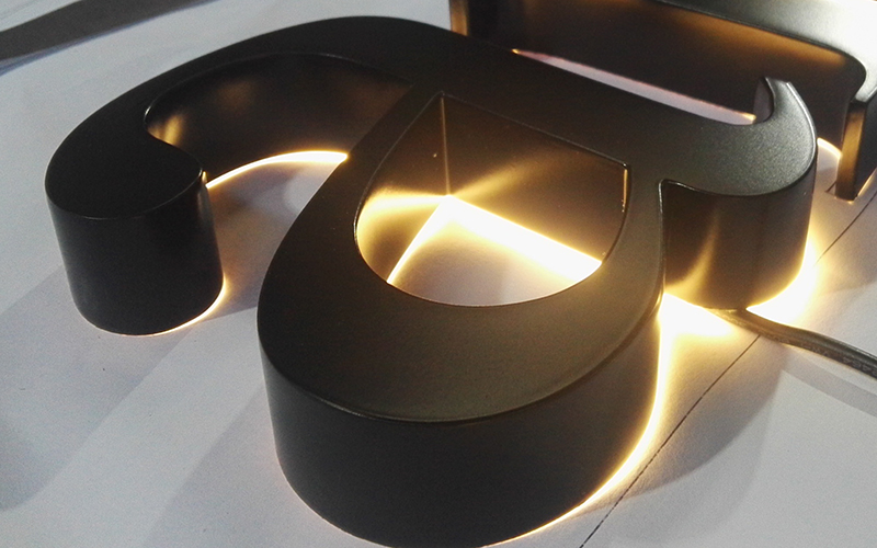 金屬發(fā)光字的制作設備和機器有哪些？