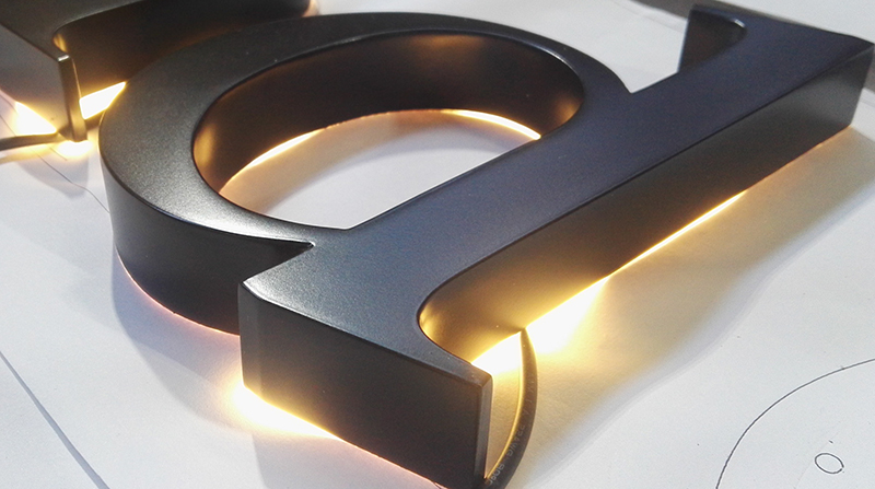 金屬發(fā)光字制作廠家怎么選？