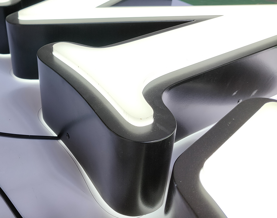 LED吸塑發(fā)光字如何選擇合適的色彩？