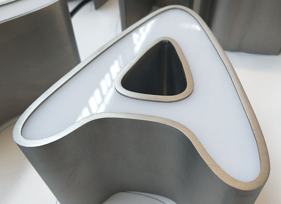 金屬發(fā)光字的特點和優(yōu)勢有哪些？