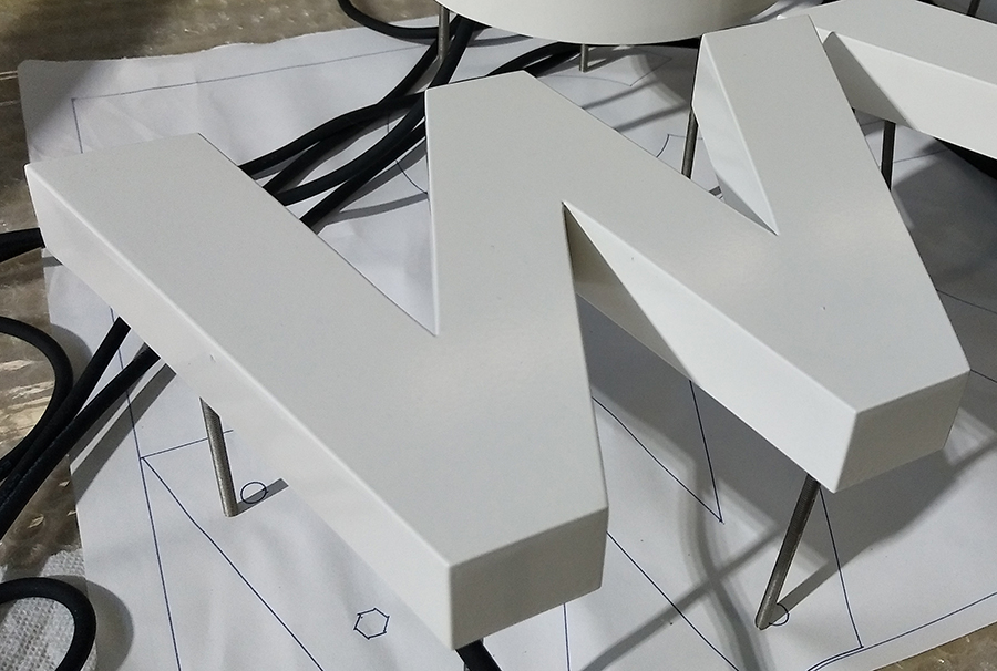 亞克力烤漆發(fā)光字和金屬烤漆字有哪些差異？