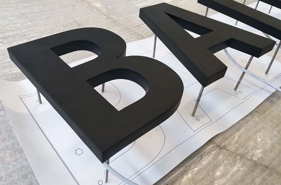 烤漆背發(fā)光字制作工藝和特點(diǎn)有哪些？