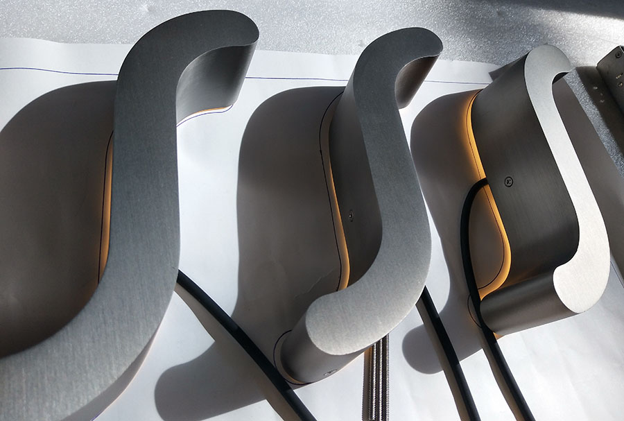 金屬發(fā)光字制作過(guò)程中有哪些表面處理工藝？