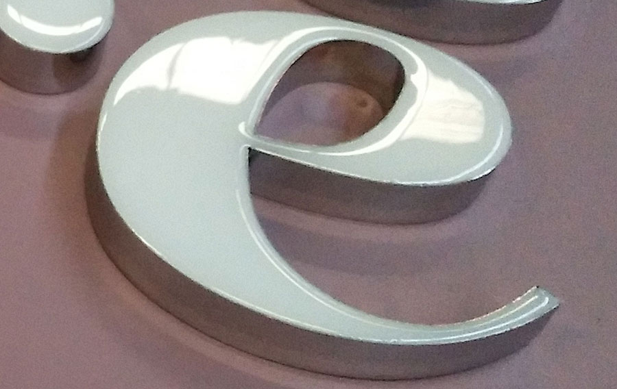 樹(shù)脂字和超級(jí)發(fā)光字的主要區(qū)別是什么？