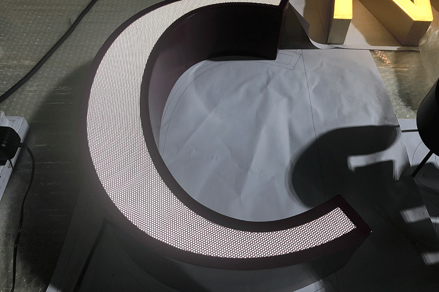 為什么選用沖孔發(fā)光字做樓頂標識工程？