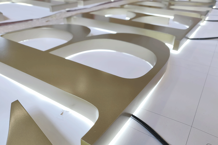 金屬背光字為什么適合做企業(yè)背景墻？