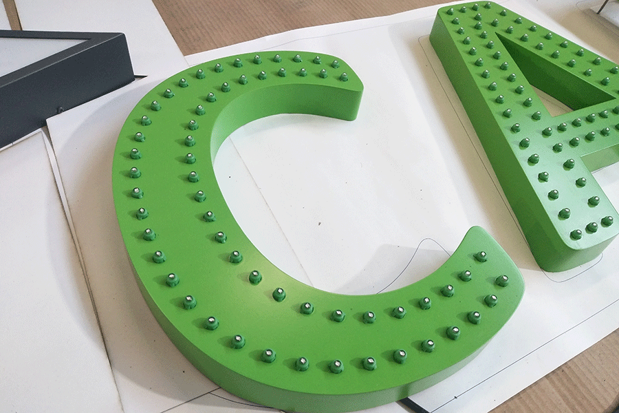 led穿孔字制作過(guò)程中要注意哪些細(xì)節(jié)？