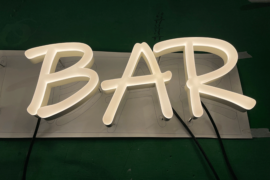 仿霓虹字發(fā)光標識牌設計制作有哪些特點？