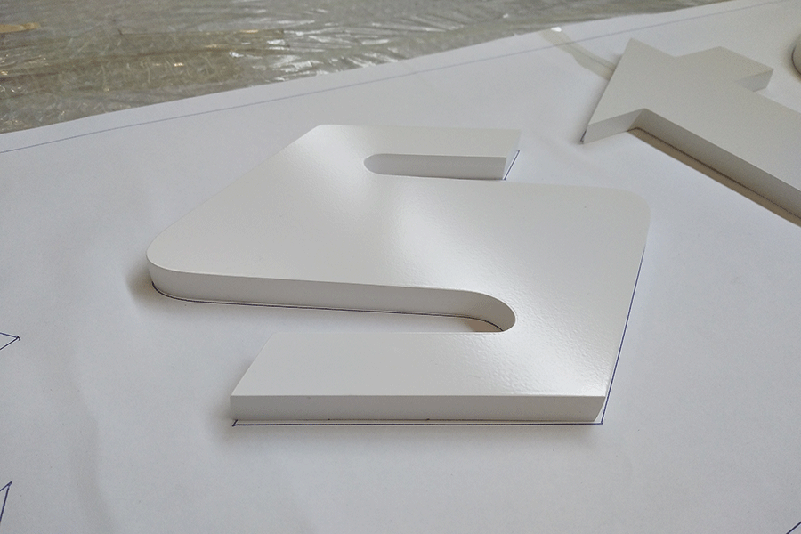 LED亞克力發(fā)光字標(biāo)識牌制作有哪些特色？