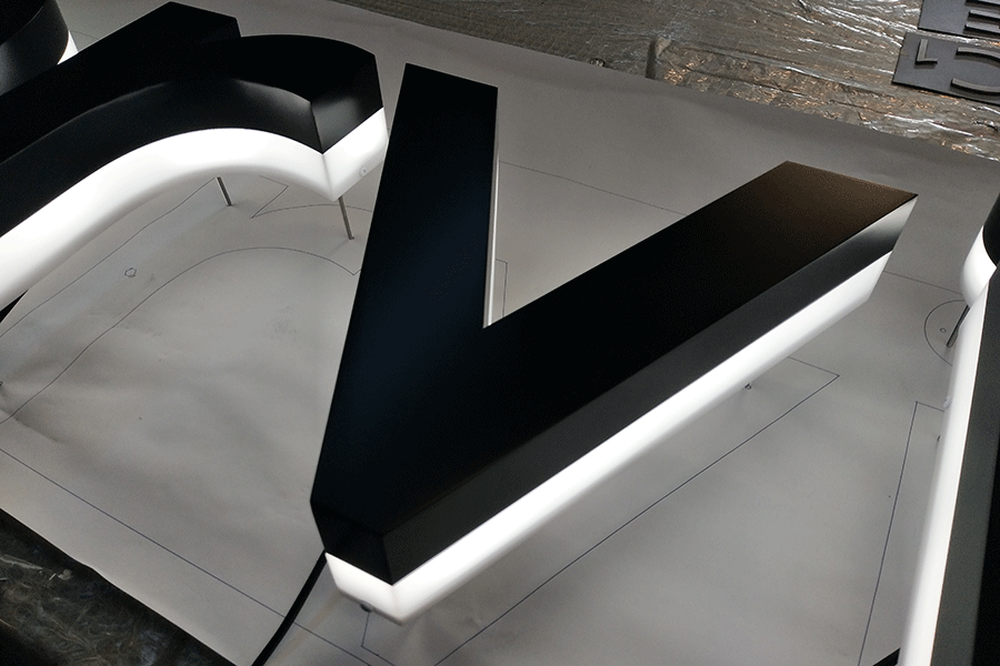 LED亞克力字發(fā)光標(biāo)識制作有哪些優(yōu)點？