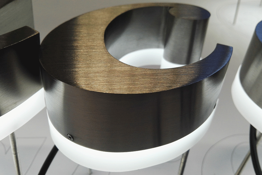 金屬背發(fā)光字標(biāo)識牌設(shè)計制作有什么特征？