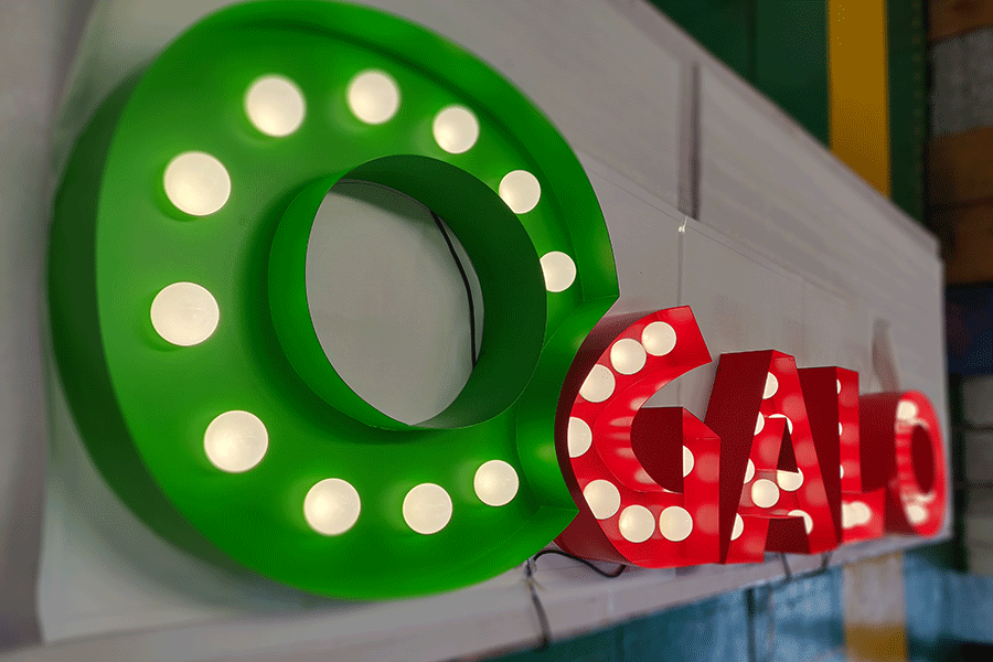 球泡發(fā)光字標(biāo)識牌設(shè)計(jì)制作有哪些特點(diǎn)？