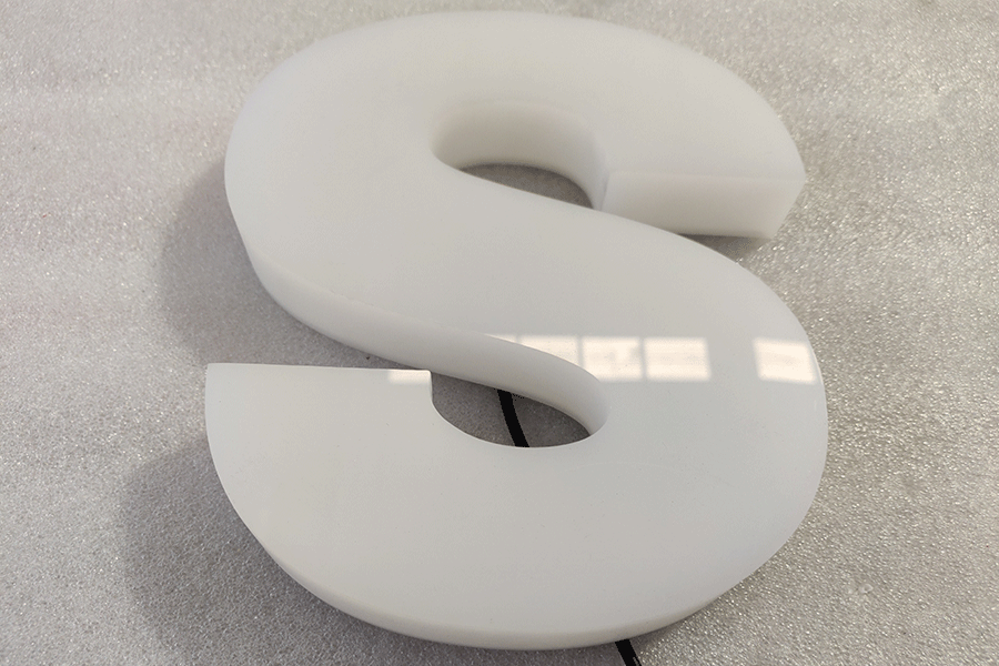 LED亞克力發(fā)光字標(biāo)識(shí)制作有什么特點(diǎn)？