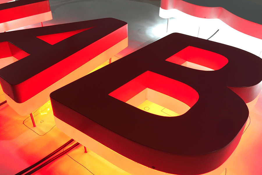 背發(fā)光字標(biāo)識(shí)標(biāo)牌設(shè)計(jì)制作有哪些特點(diǎn)？